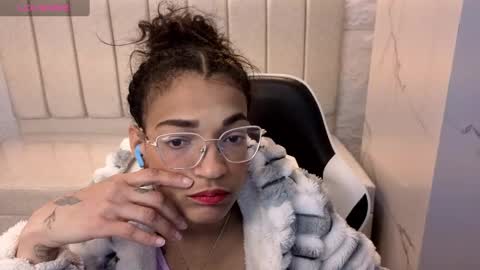 cloee online show from October 15, 2:58 am