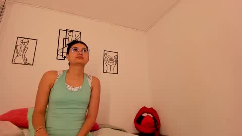 Snapshot of cloehonney chatting on October 4, 12:11 pm cloe online show from October 4, 12:11 pm