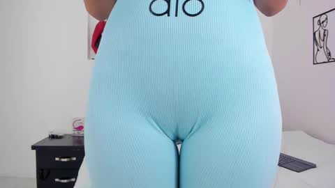 Snapshot of cloehonney chatting on February 25, 11:04 pm cloe online show from February 25, 11:04 pm