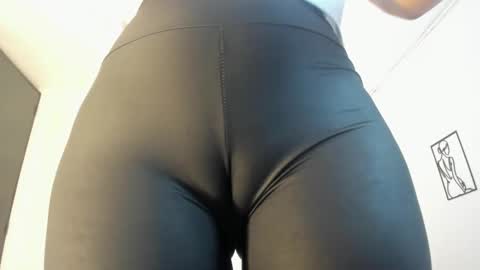 Snapshot of cloehonney chatting on December 17, 11:27 pm cloe online show from December 17, 11:27 pm