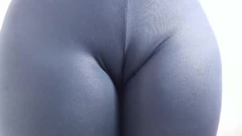 Snapshot of cloehonney chatting on February 27, 1:27 am cloe online show from February 27, 1:27 am