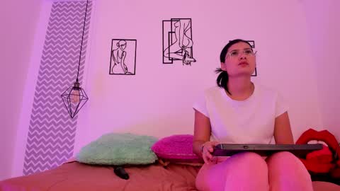 Snapshot of cloehonney chatting on October 25, 8:37 pm cloe online show from October 25, 8:37 pm