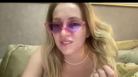Snapshot of cosmo_blondiee chatting on September 28, 8:47 pm cosmo_blondiee online show from September 28, 8:47 pm