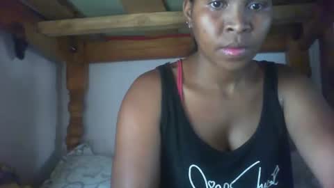 Snapshot of couleur_vanille chatting on October 21, 7:34 am couleur_vanille online show from October 21, 7:34 am