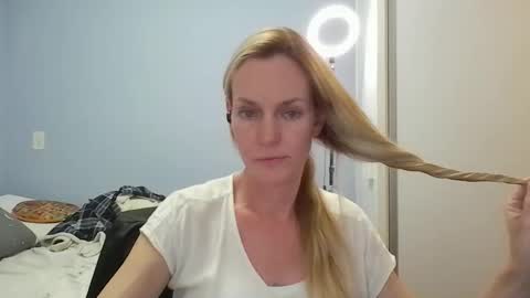 Anny online show from April 2, 5:10 pm