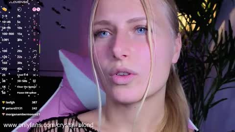 Snapshot of crystal_blond chatting on October 7, 11:53 pm Crystal online show from October 7, 11:53 pm