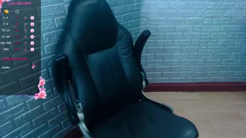 I AM CRYSTAL online show from October 28, 8:57 pm