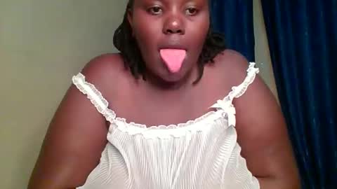 Snapshot of cupidcurvygirl26 chatting on October 16, 4:20 pm sweetpearl online show from October 16, 4:20 pm