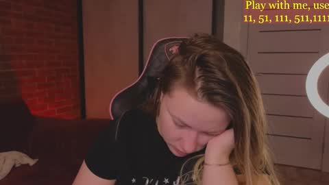 Snapshot of cute_darina chatting on March 1, 1:32 am Everyday stream in the same time online show from March 1, 1:32 am