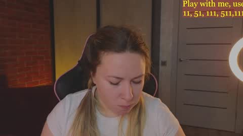 Snapshot of cute_darina chatting on December 7, 1:36 am Everyday stream in the same time online show from December 7, 1:36 am