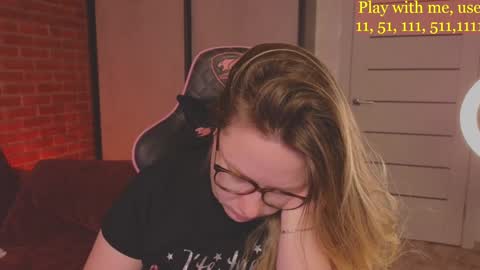Snapshot of cute_darina chatting on February 8, 1:32 am Everyday stream in the same time online show from February 8, 1:32 am