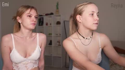 Im Emi streaming with my friend Reyna today online show from March 4, 4:24 pm