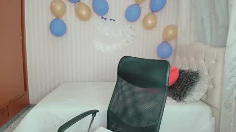 Snapshot of daeneryslove_doll chatting on October 14, 9:12 am daeneryslove_doll online show from October 14, 9:12 am