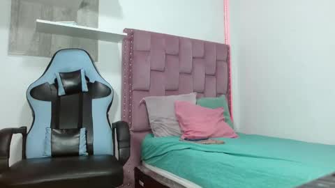 Snapshot of dafnnee_ross chatting on February 5, 12:06 pm DAFNNE online show from February 5, 12:06 pm