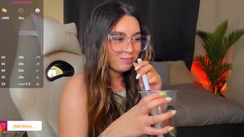 dakottaa__ online show from March 16, 11:41 pm