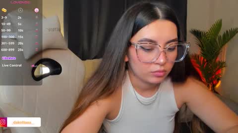 dakottaa__ online show from March 17, 11:53 pm