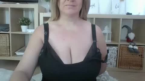Snapshot of danahotmilf chatting on February 23, 11:15 am DanaHotMILF online show from February 23, 11:15 am