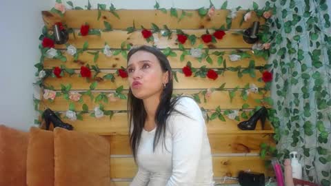 Snapshot of daniela_casallass chatting on February 17, 11:23 am Daniela online show from February 17, 11:23 am