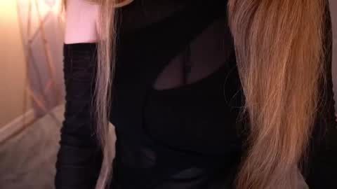 danielareign online show from April 18, 8:39 am