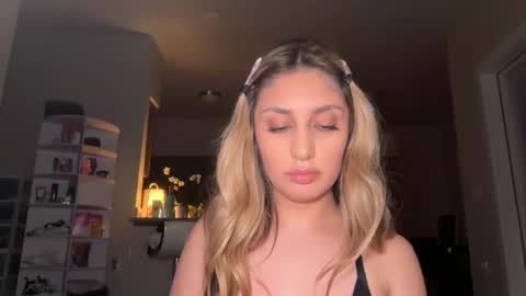 daniellarae1 online show from April 9, 6:19 am