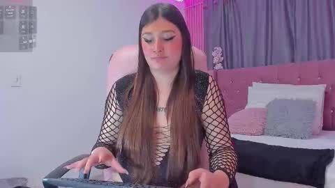 Snapshot of danielle_april chatting on September 24, 5:06 am Danielle online show from September 24, 5:06 am