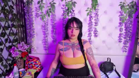 dashamiller_ online show from January 17, 3:19 pm