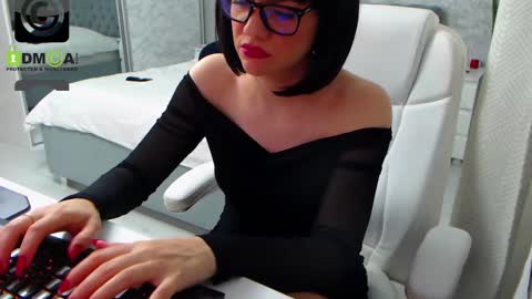 Elly online show from February 12, 10:35 am