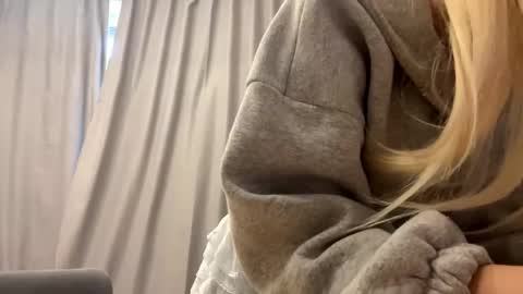 Amelia online show from May 30, 1:09 pm