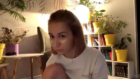 I am Lola hello world online show from July 19, 1:19 am