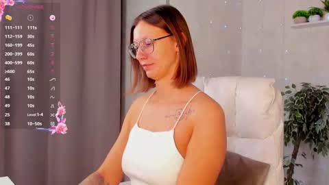 Snapshot of denise_halle chatting on September 30, 12:27 am Elina online show from September 30, 12:27 am