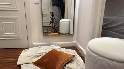 Mia online show from December 1, 1:14 pm