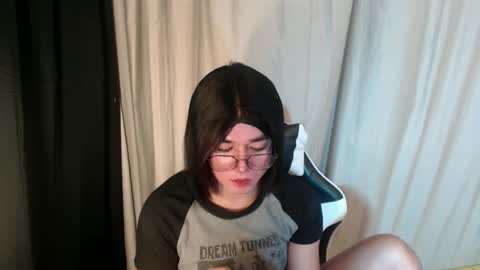 Snapshot of desirable_lorinexx chatting on March 10, 9:23 am LORINE online show from March 10, 9:23 am