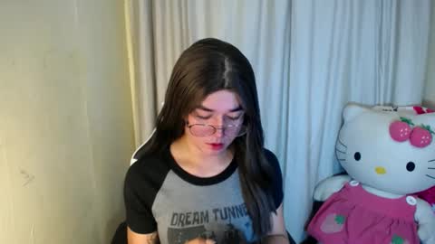 Snapshot of desirable_lorinexx chatting on February 24, 5:30 am LORINE online show from February 24, 5:30 am