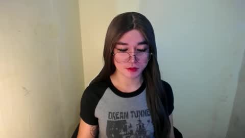 Snapshot of desirable_lorinexx chatting on February 6, 2:22 am LORINE online show from February 6, 2:22 am