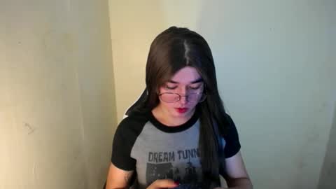 Snapshot of desirable_lorinexx chatting on February 20, 9:22 am LORINE online show from February 20, 9:22 am