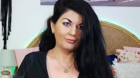 Snapshot of desirehellen chatting on January 14, 8:26 pm HellenMoon online show from January 14, 8:26 pm