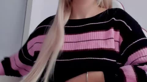 Snapshot of diamond_ava_ chatting on February 8, 8:09 am Thea online show from February 8, 8:09 am