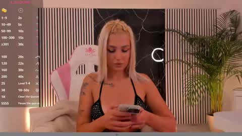 Snapshot of diamond_ava_ chatting on October 7, 7:07 pm Thea online show from October 7, 7:07 pm