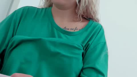 Snapshot of diamond_ava_ chatting on January 8, 7:45 am Thea online show from January 8, 7:45 am