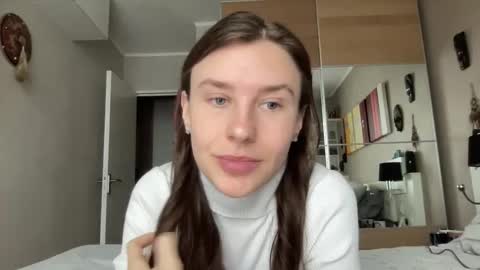 Snapshot of divine_beauty_girl chatting on February 4, 9:07 am Valerie online show from February 4, 9:07 am