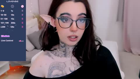 dixipixi_ online show from December 6, 10:27 am