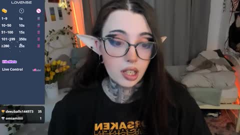 dixipixi_ online show from September 21, 8:02 am