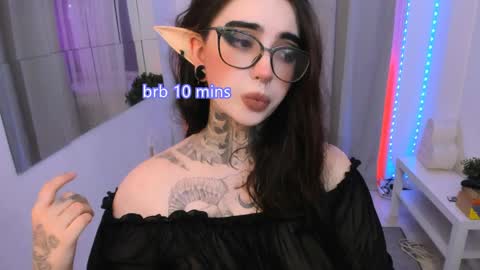 dixipixi_ online show from April 11, 6:52 am