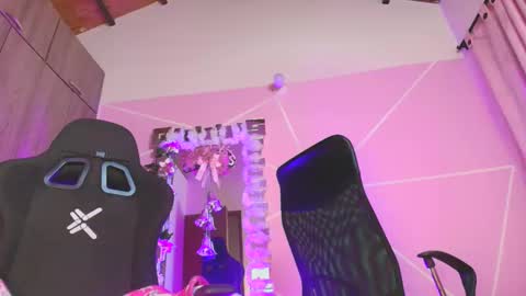 doll_dollys_ online show from December 20, 7:29 pm