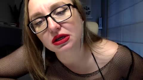 Snapshot of dom_mummy chatting on October 19, 9:22 am DOM MUMMY online show from October 19, 9:22 am