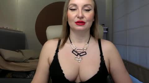 Snapshot of dom_mummy chatting on February 9, 10:20 am DOM MUMMY online show from February 9, 10:20 am