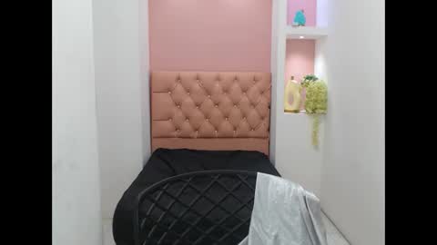 dona_tella online show from September 12, 8:38 pm