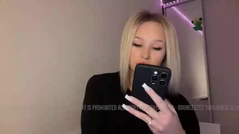 Snapshot of doublesees chatting on December 8, 2:49 am MOLLYYYY dont forget to give me a thumb up online show from December 8, 2:49 am