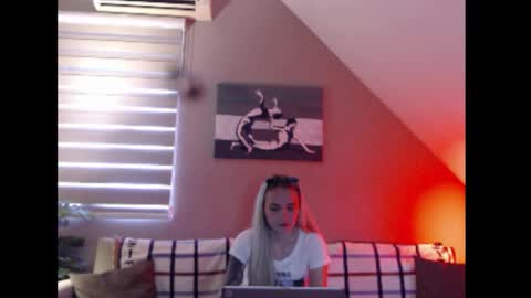 A girl online show from November 25, 8:27 am