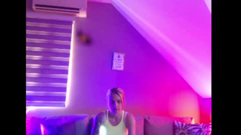 A girl online show from May 26, 7:18 am